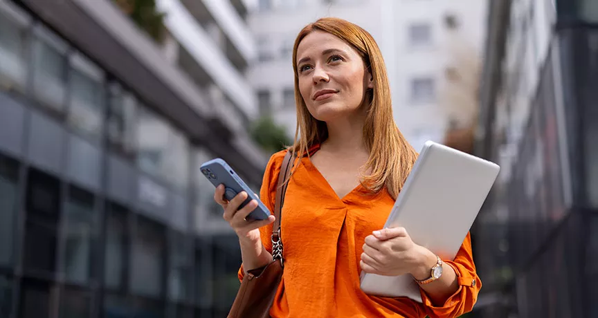 mulher com notebook e celular.
