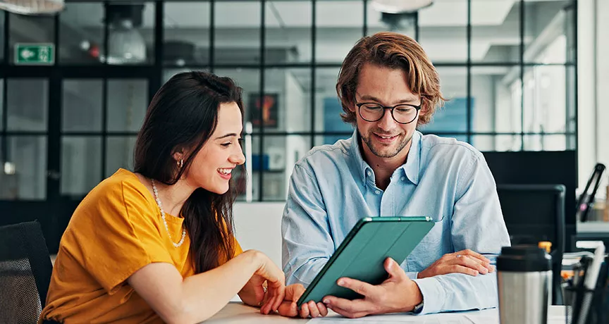 duas pessoas discutindo sobre algo em tablet.