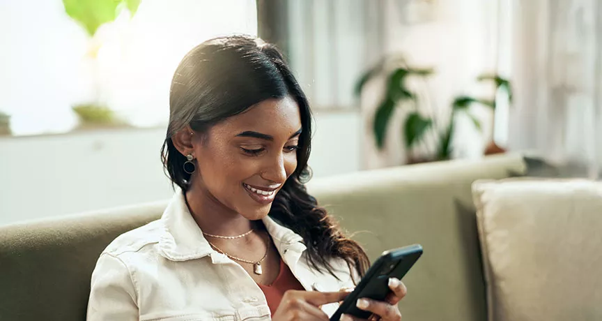 Mulher faz compra com Pluxee no delivery do iFood