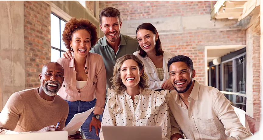 Foto mostra um grupo de colegas de trabalho depois de uma reunião