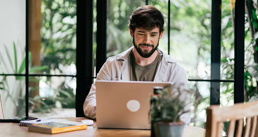 Profissional do financeiro busca informações sobre benefícios para funcionários