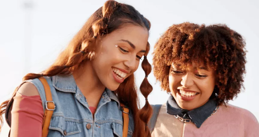 duas mulheres negras sorrindo