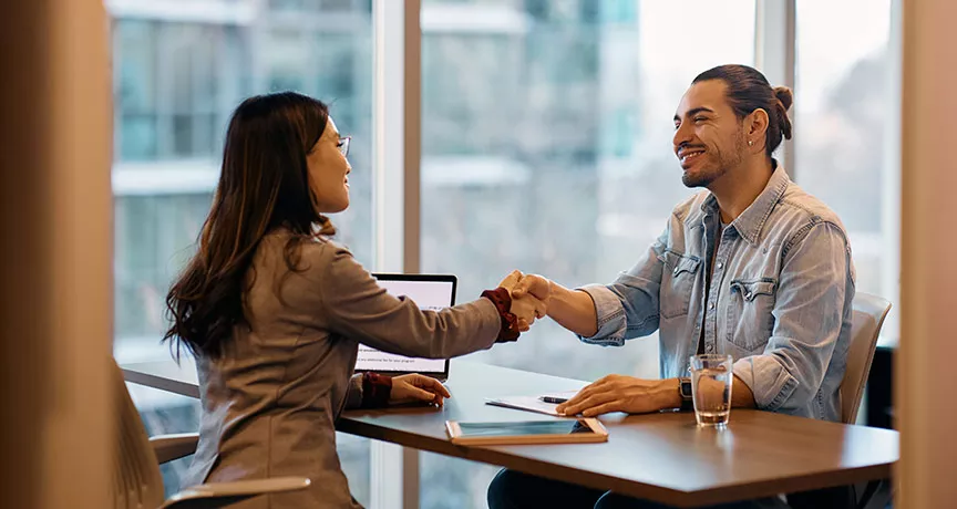 Foto mostra duas pessoas fazendo uma reunião no escritório