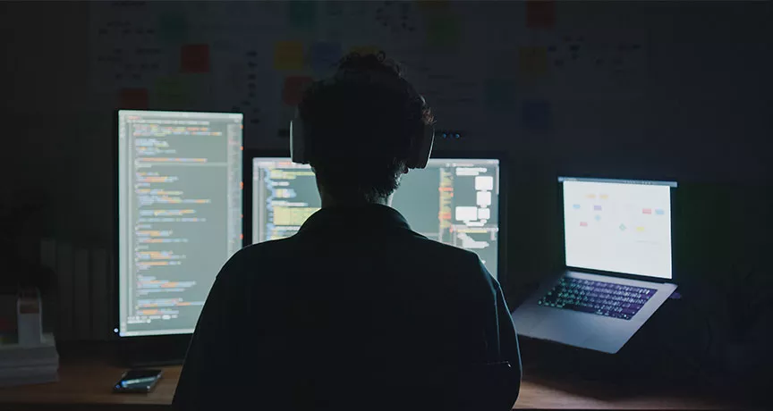 pessoa trabalhando em ambiente escuro.