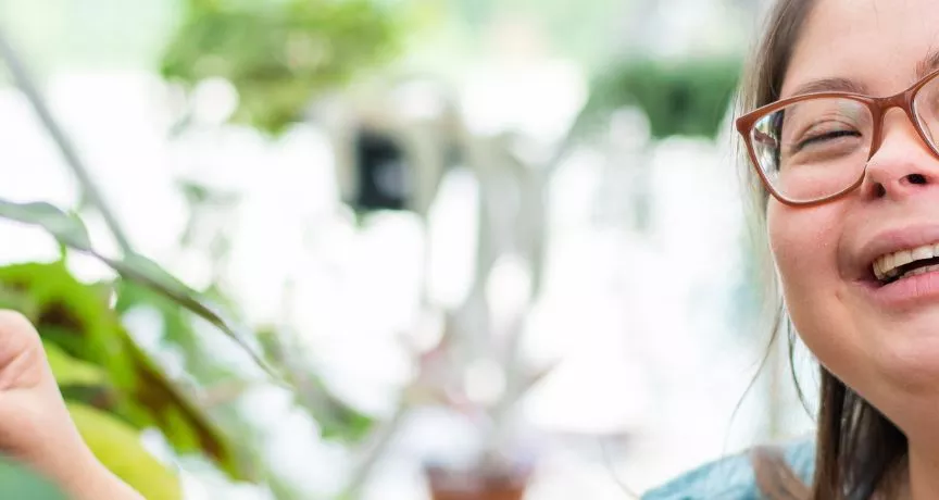 mulher, sorrindo em uma plantação