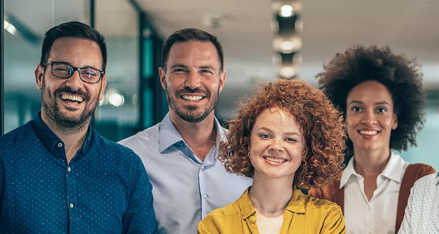 time sorrindo em escritório.
