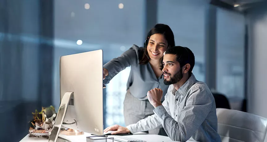 homem e mulher trabalhando juntos.