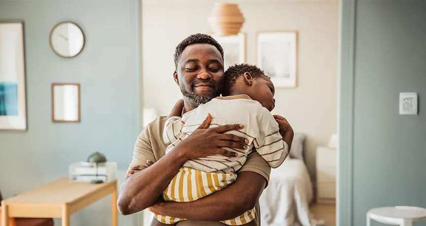pai ninando seu filho pequeno.