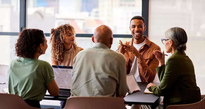 pessoas conversando em mesa.