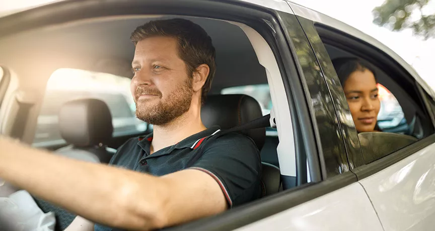 pessoa em carro de aplicativo.
