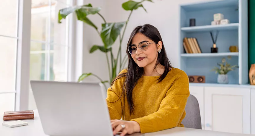 mulher usando computador.