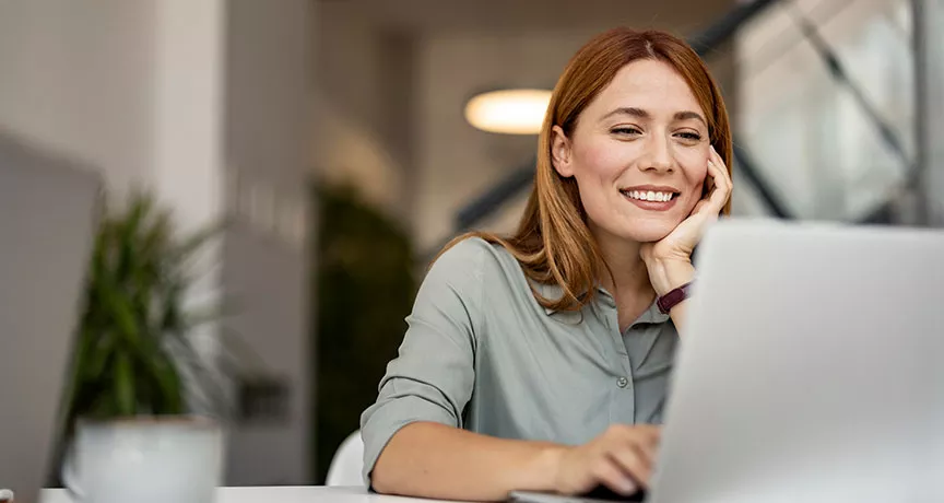 pessoa sorrindo para computador.