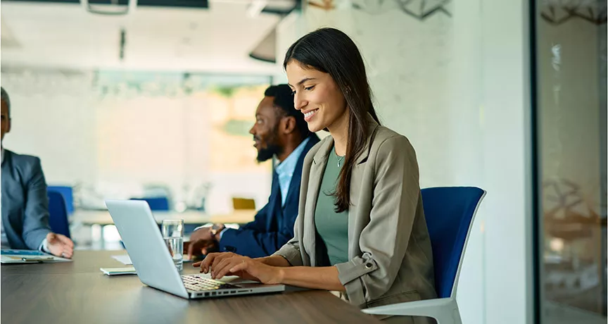 Mulher utiliza prompts de IA para melhorar sua performance no RH