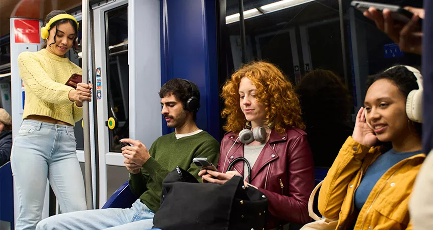 pessoas andando de metrô.