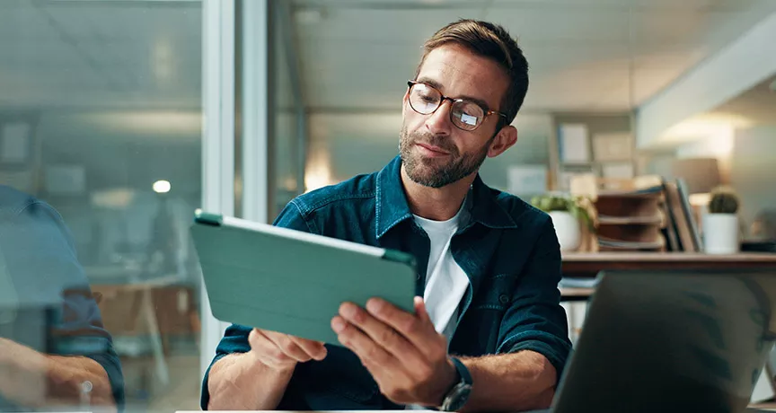 homem olhando dado em tablet.