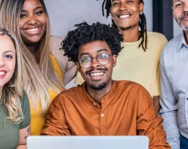 Colegas de trabalho fazem reunião descontraída no café