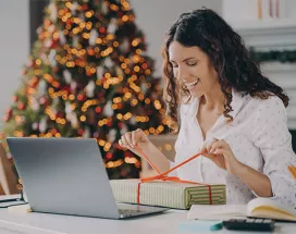 Funcionária abre o presente que comprou com gift card da empresa