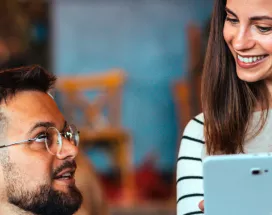 Duas pessoas conversam em um restaurante
