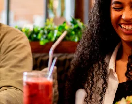 Dois amigos se divertem no almoço no restaurante