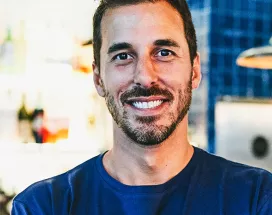 jovem em frente a próprio negócio.