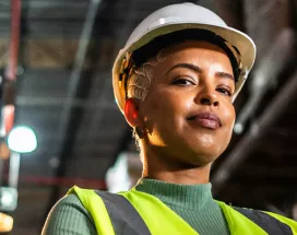 colaboradora em armazém utilizando EPI.