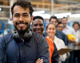pessoas em fila sorrindo em ambiente de trabalho.