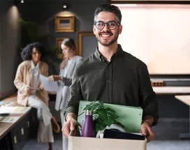 Homem deixa o lugar de trabalho. Ele pediu demissão no final do ano.