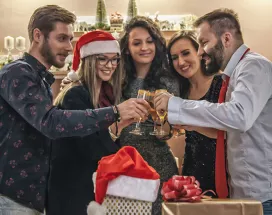 grupo de pessoas comemorando o natal juntas.
