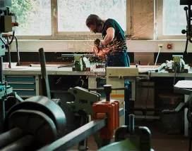 pessoa utilizando serra circular em oficina.