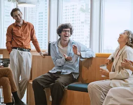 Grupo de colegas de trabalho se diverte em uma atividade de team building