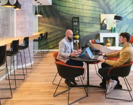 Imagem mostra duas pessoas em reunião no escritório