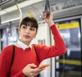 Foto mostra uma mulher andando no metrô a caminho do seu local de trabalho