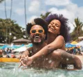 Foto mostra um casal curtindo férias na praia