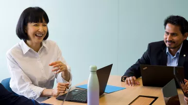 Uma equipe com pessoas de idades diferentes é mais eficiente quando o respeito existe. Leia mais sobre trabalho entre gerações.