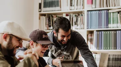 Bom humor é fundamental, inclusive no trabalho. Leia mais sobre o assunto
