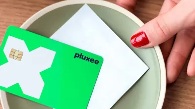 Vale-refeição bandeirado? Saiba como funcionam os benefícios com bandeira de cartão de crédito.