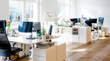 O benefício pode ser descontado quando o funcionário falta? Veja mais.