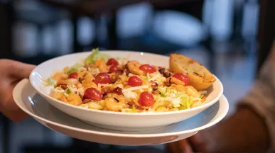 Conheça o vale-refeição da Pluxee, aceito em restaurantes, lanchonetes e padarias em todo Brasil