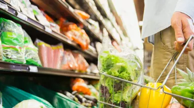 Com vale-alimentação, sua equipe pode comprar alimentos frescos que não cabem na cesta física. Saiba mais