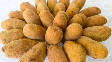 Prato com vários bolinhos de taioba 