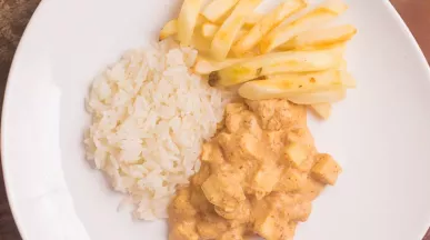 Prato com arroz, Estrogonofe e batata fria 