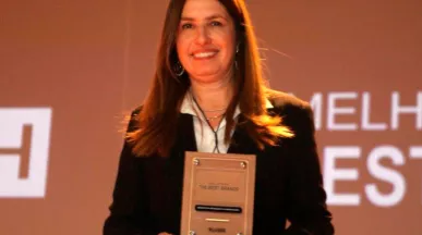 Fabiana Galetou recebeu o prêmio para Pluxee, a nova marca da Sodexo Benefícios e Incentivos