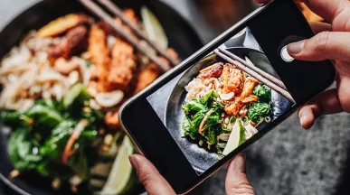 Boas fotos dos pratos do restaurante usando celular