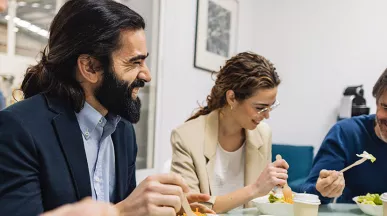 A saúde mental das pessoas pode ficar abalada no final do ano. Veja como apoiar sua equipe.