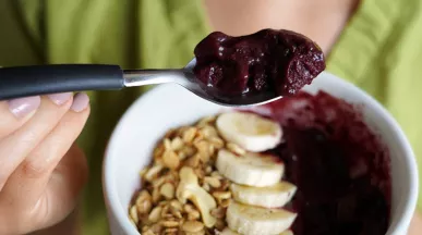 Açaí engorda? Quais os benefícios para a saúde? Veja mais no artigo da nutri da Pluxee