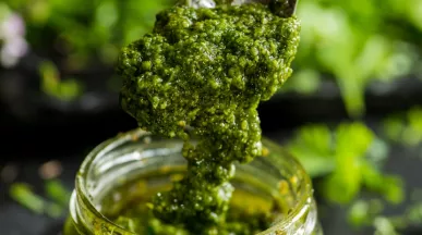 receita molho pesto de folhas de cenoura