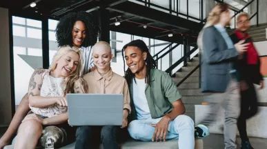 Dicas para manter a bateria social e o equilíbrio no retorno ao escritório