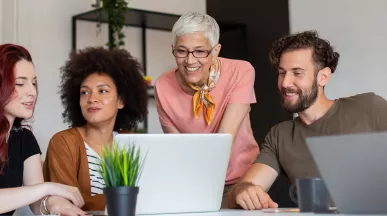 Tendências RH 2025 e colaboração entre gerações no mercado de trabalho.