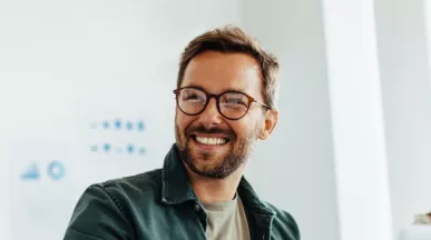 Infográfico sobre como a felicidade no trabalho impacta a criatividade dos colaboradores