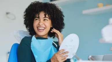 Com um plano odontológico, seu colaborador encontra o dentista mais próximo para fazer tratamentos e ter mais saúde.